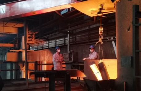 悬臂吊助力炼钢厂转炉人员将废钢加入钢包