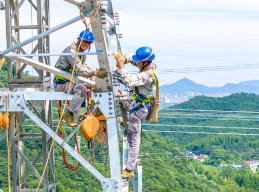 高温下的高空电力施工人员